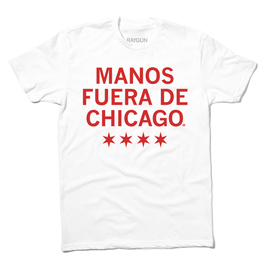 A white tee with centered red ink that reads "Manso fuera de Chicago" over a line of four stars.