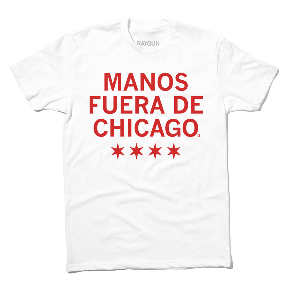 A white tee with centered red ink that reads "Manso fuera de Chicago" over a line of four stars.