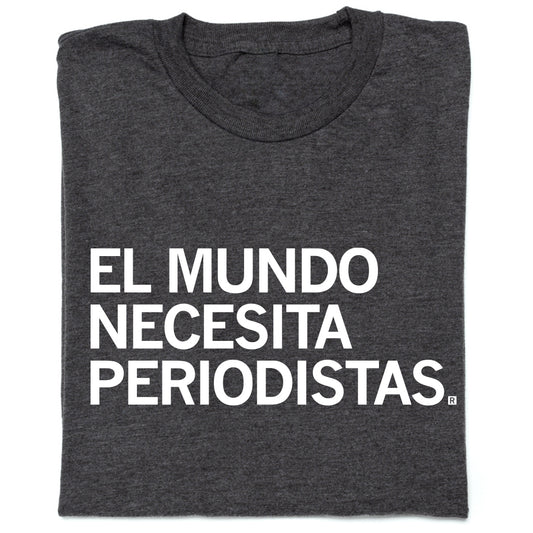 Dark gray union-made t-shirt with the white text EL MUNDO NECESITA PERIODISTAS.